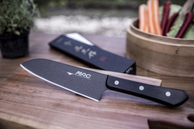 MAC Black japonský kuchařský santoku nůž s teflonem 170 mm